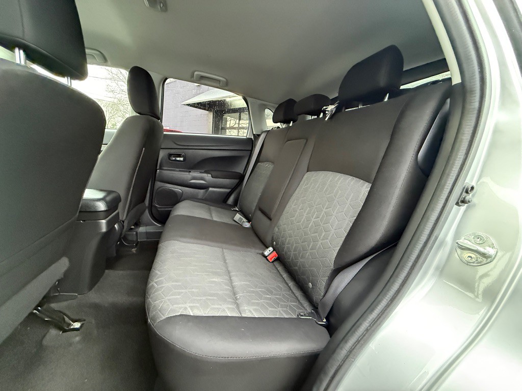 2021 Mitsubishi Outlander Image 2