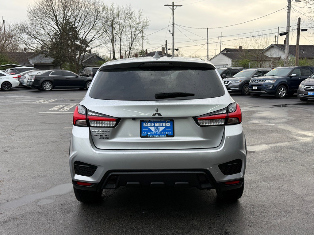 2021 Mitsubishi Outlander Image 4