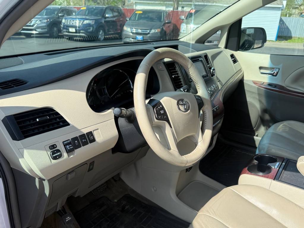 2013 Toyota Sienna Image 2