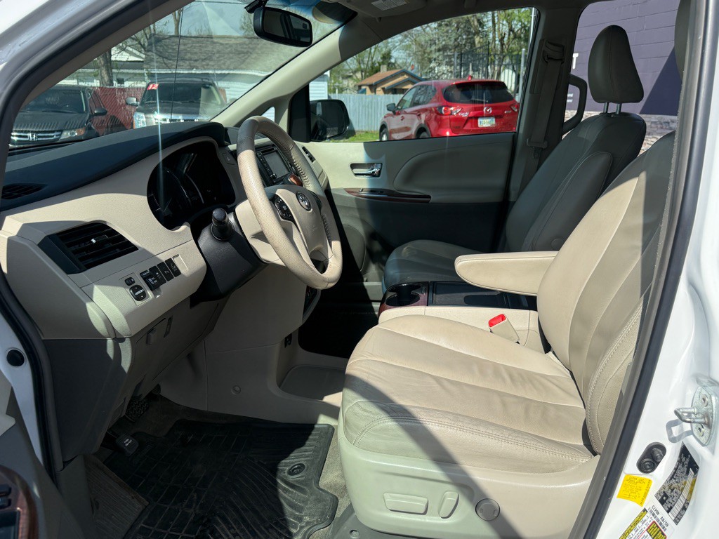 2013 Toyota Sienna Image 3