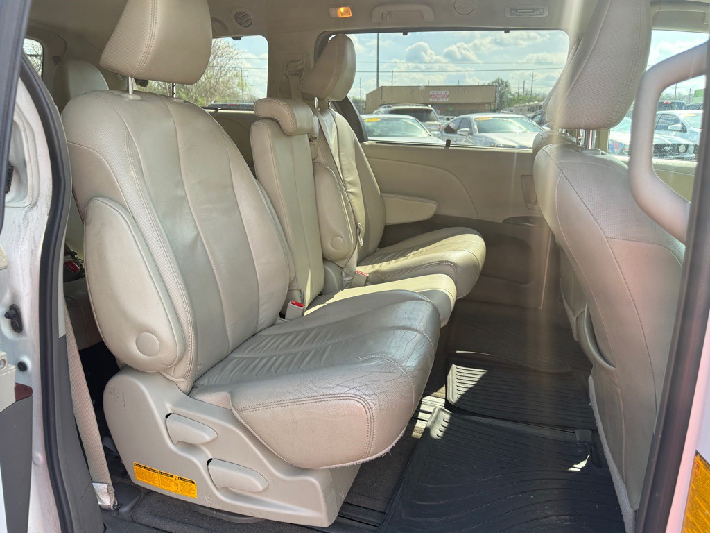 2013 Toyota Sienna Image 4