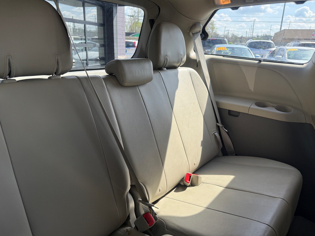 2013 Toyota Sienna Image 5