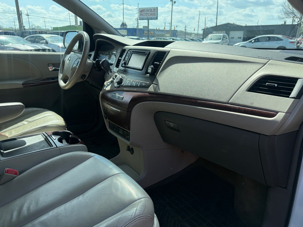 2013 Toyota Sienna Image 6