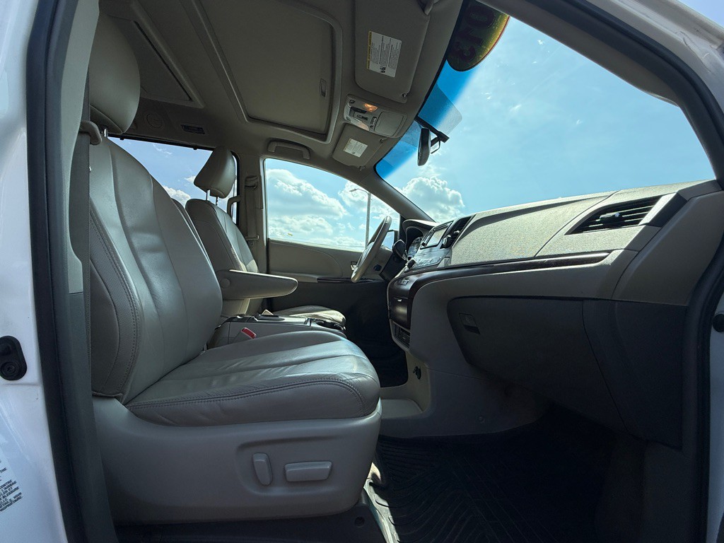 2013 Toyota Sienna Image 7