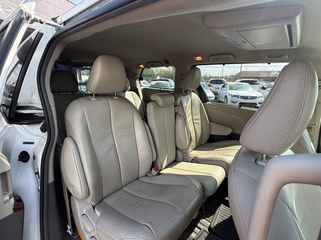 2013 Toyota Sienna Image 8