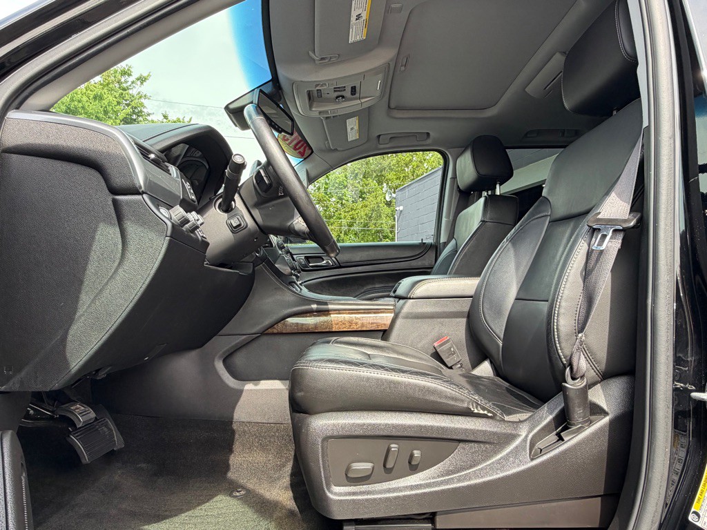 2015 Chevrolet Suburban Image 3