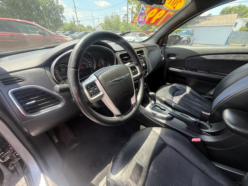 2014 Chrysler 200 Image 2