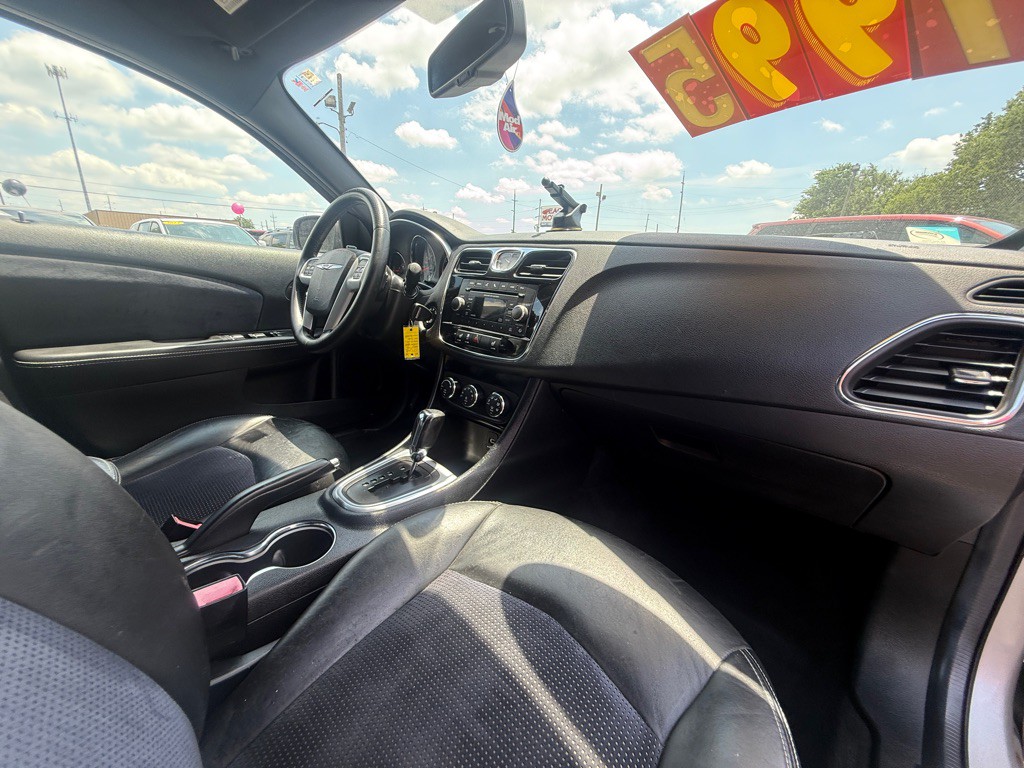 2014 Chrysler 200 Image 4