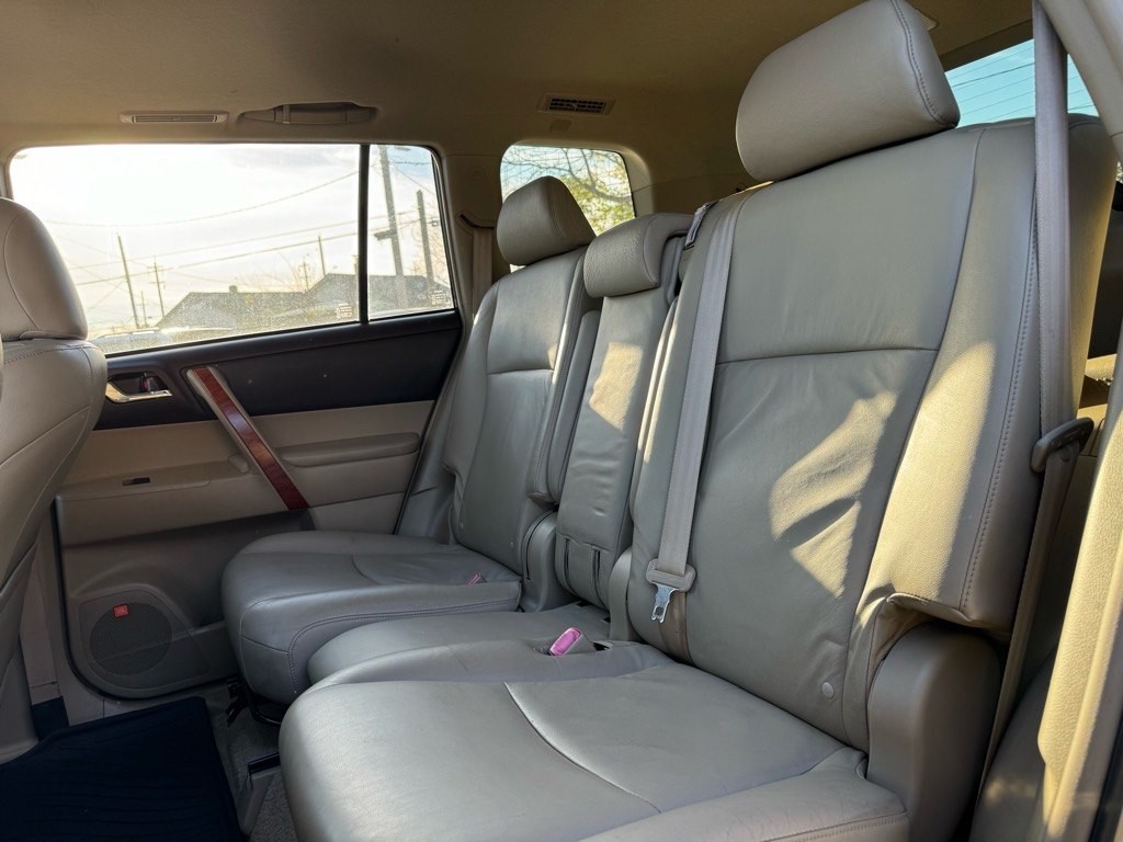 2010 Toyota Highlander Image 25
