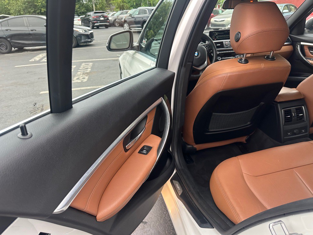 2016 BMW 3 Series Image 9