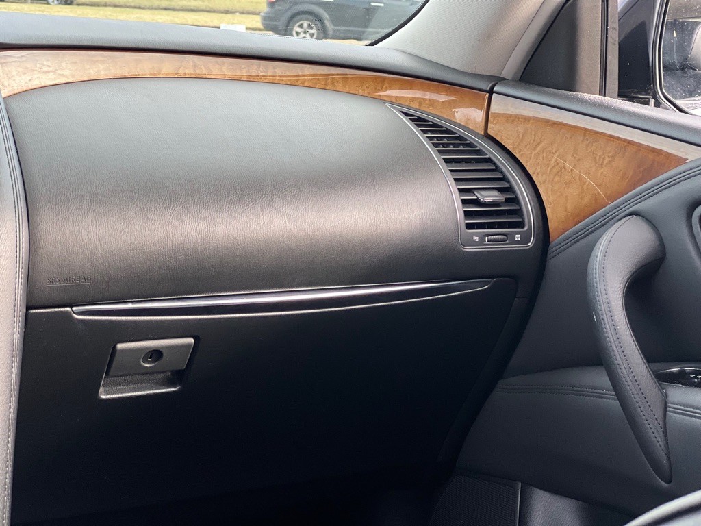 2012 INFINITI QX56 Image 17