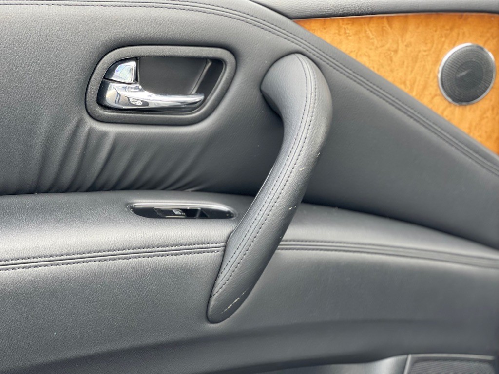 2012 INFINITI QX56 Image 18