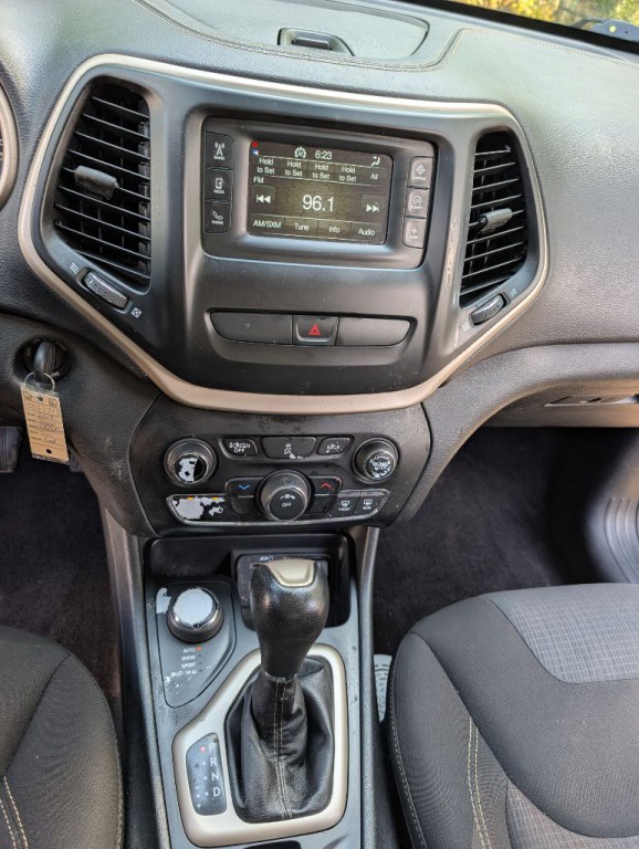 2017 Jeep Cherokee Image 18