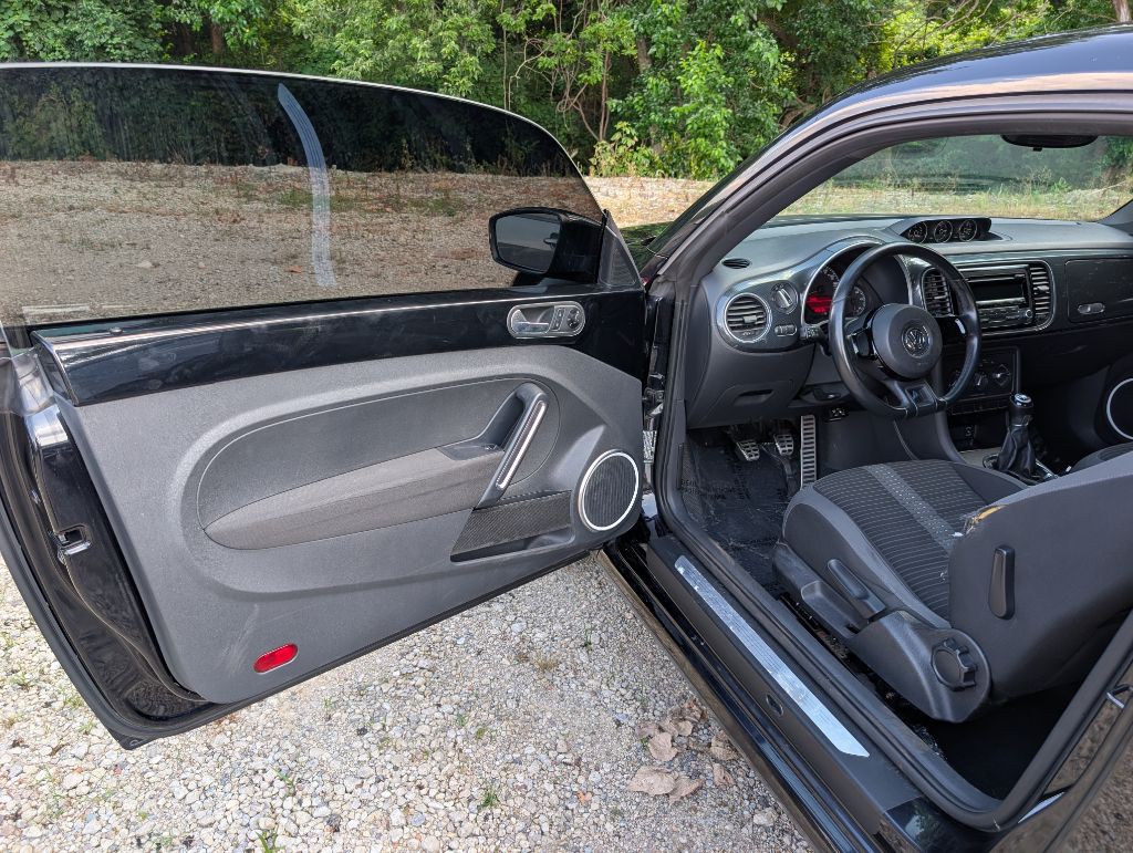 2012 Volkswagen Beetle Image 7