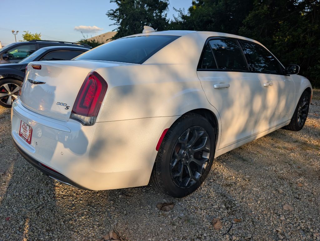 2015 Chrysler 300 Image 6