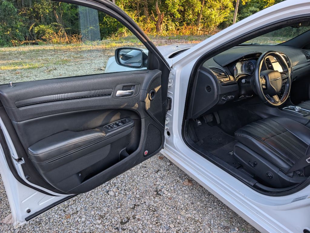2015 Chrysler 300 Image 7