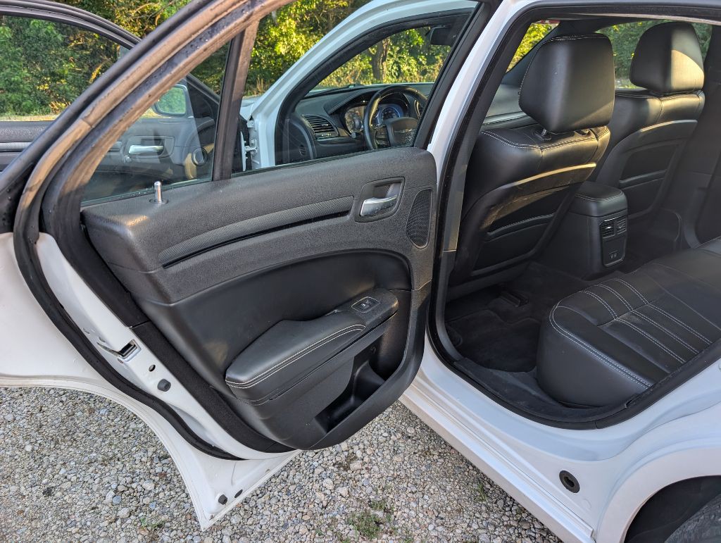 2015 Chrysler 300 Image 8