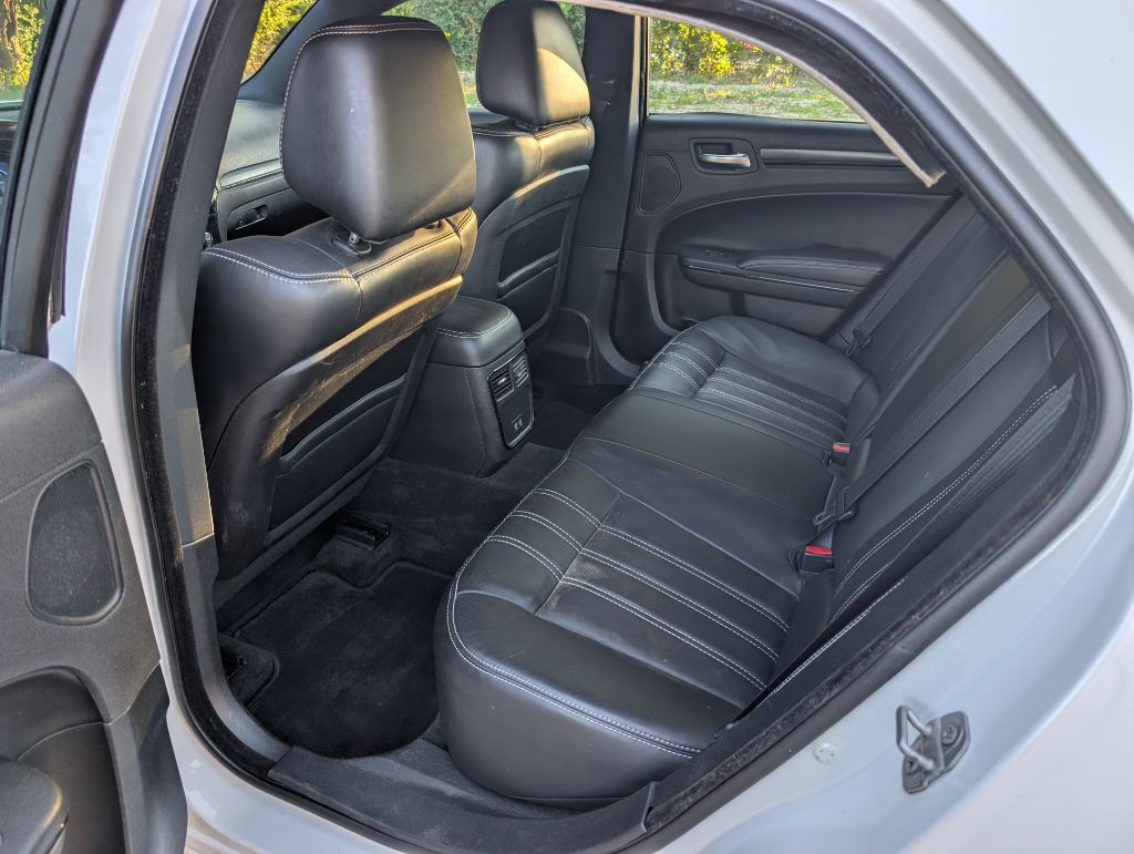 2015 Chrysler 300 Image 11