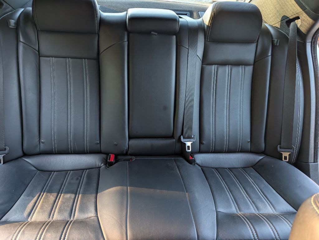 2015 Chrysler 300 Image 12