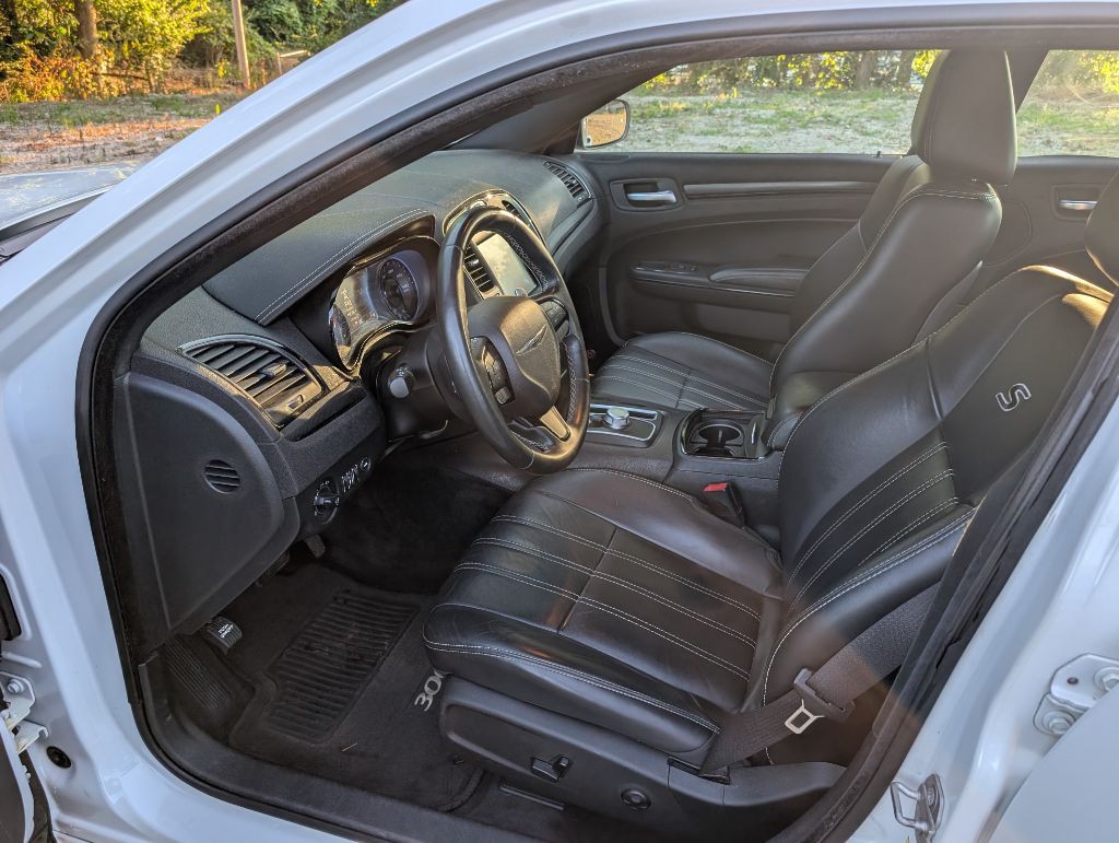 2015 Chrysler 300 Image 13