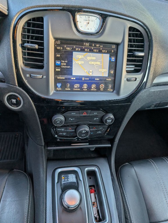 2015 Chrysler 300 Image 17