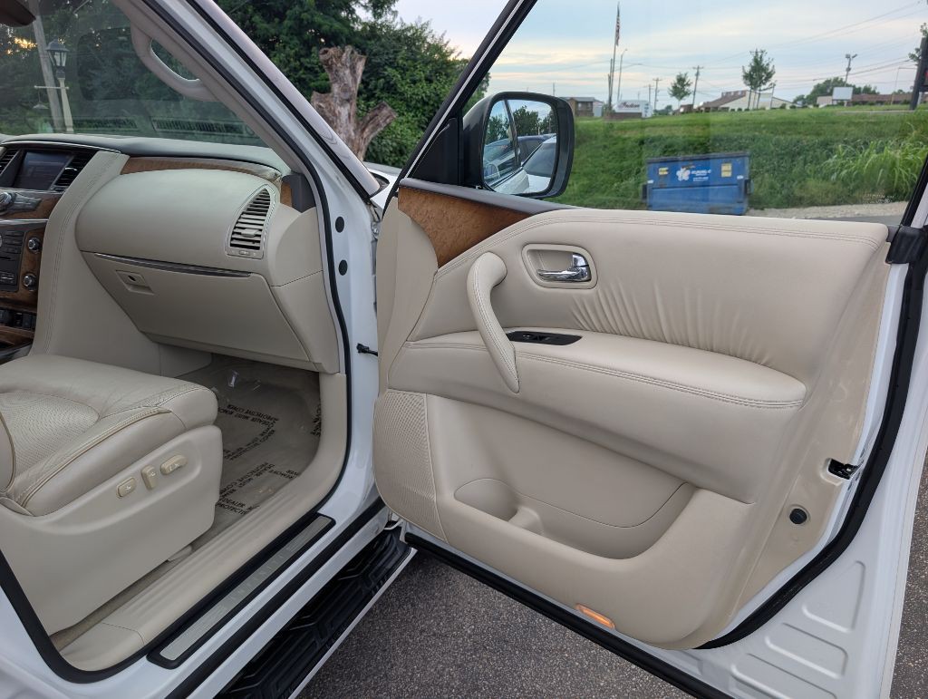 2012 INFINITI QX56 Image 10