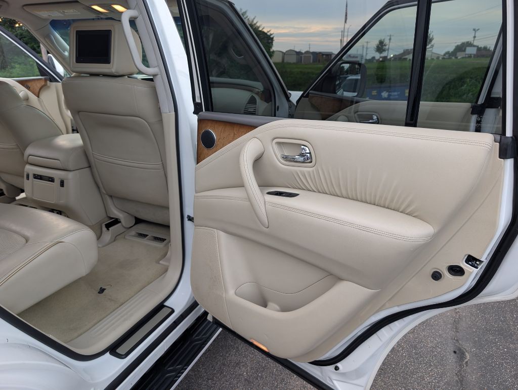 2012 INFINITI QX56 Image 11