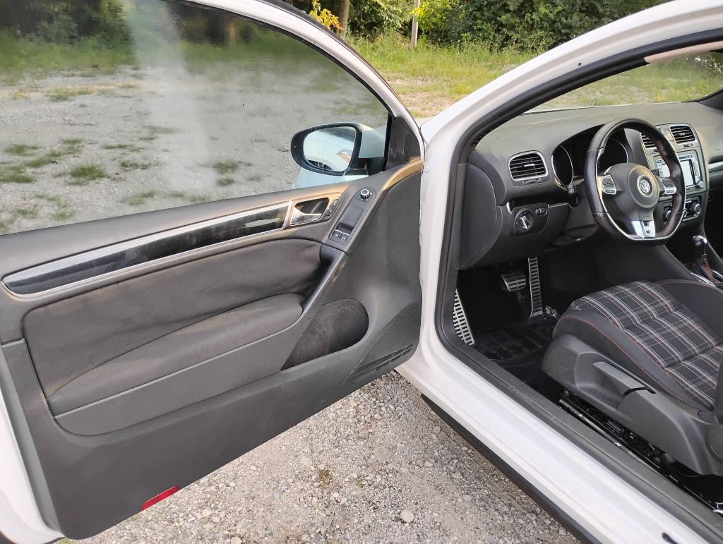 2010 Volkswagen GTI Image 8