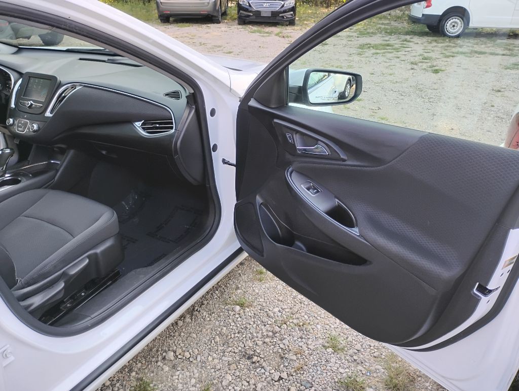 2017 Chevrolet Malibu Image 9