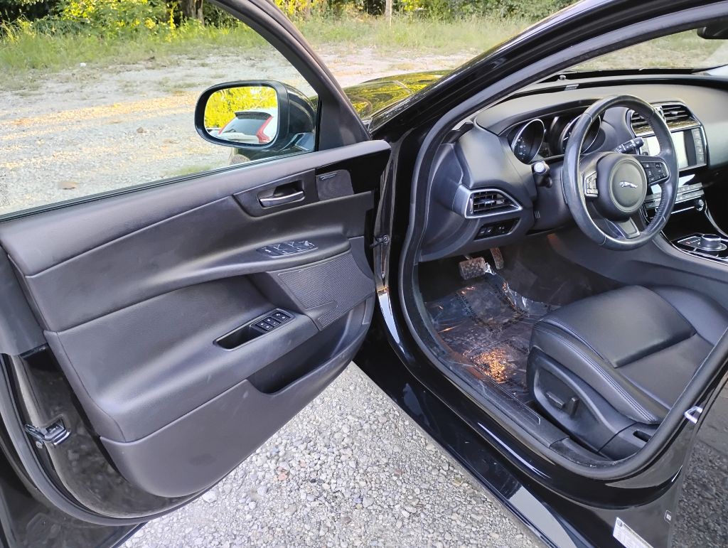 2018 Jaguar XE Image 7