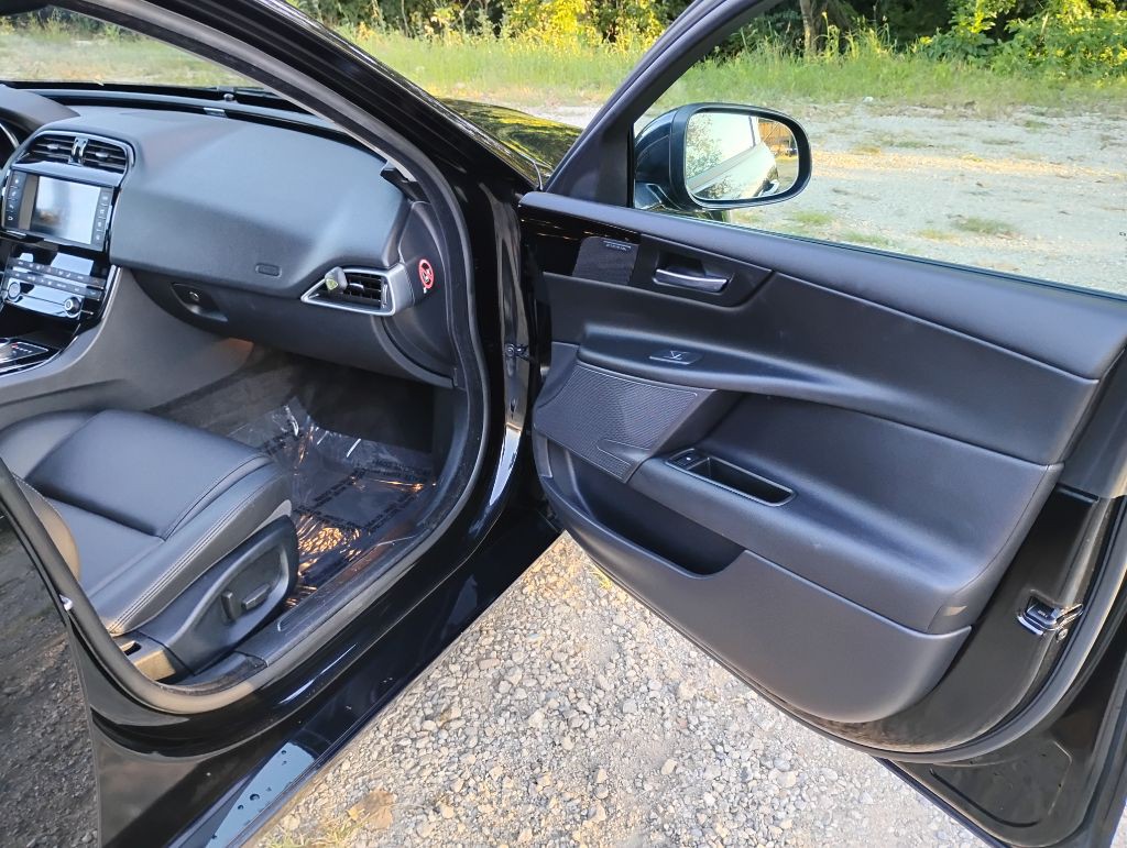 2018 Jaguar XE Image 9