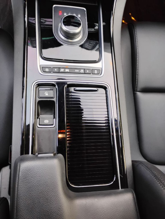 2018 Jaguar XE Image 18