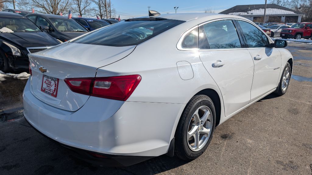 2017 Chevrolet Malibu Image 4