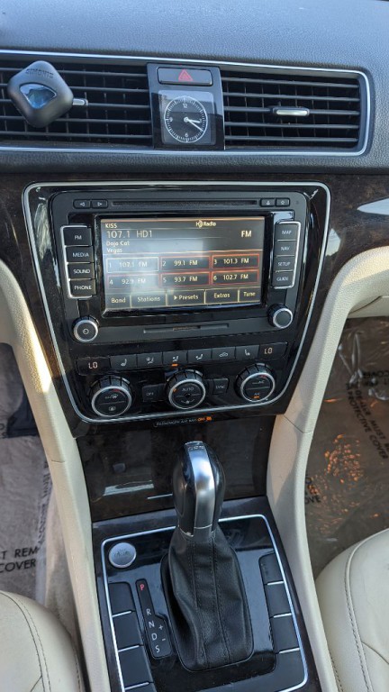 2015 Volkswagen Passat Image 17