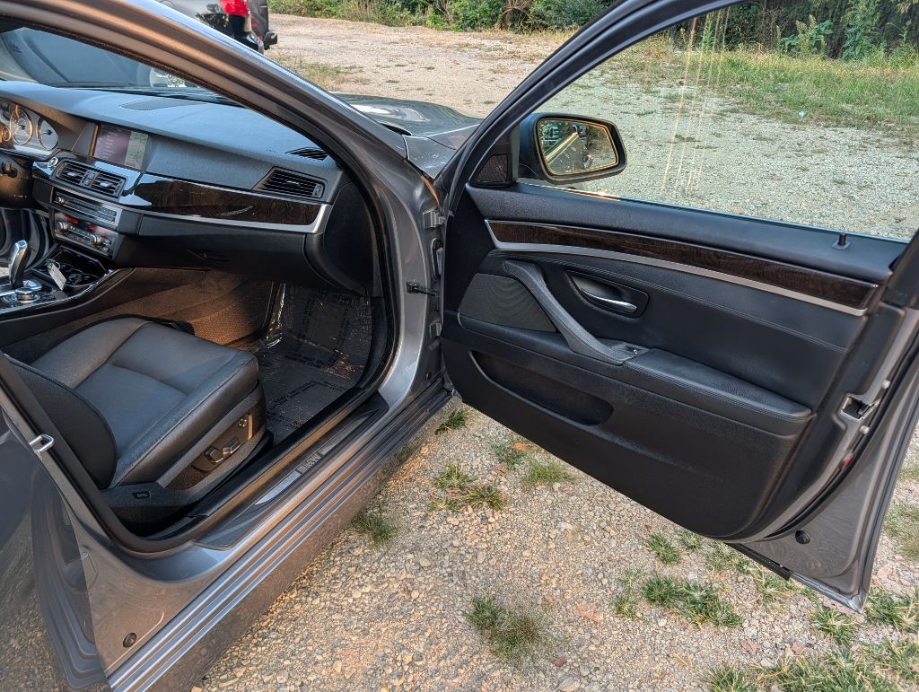 2011 BMW 5 Series Image 8