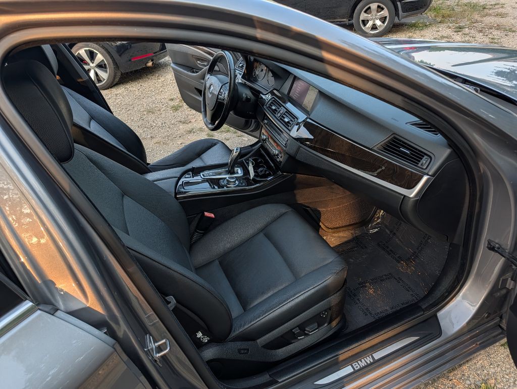 2011 BMW 5 Series Image 12
