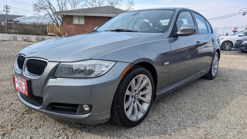 2011 BMW 3 Series Image 2
