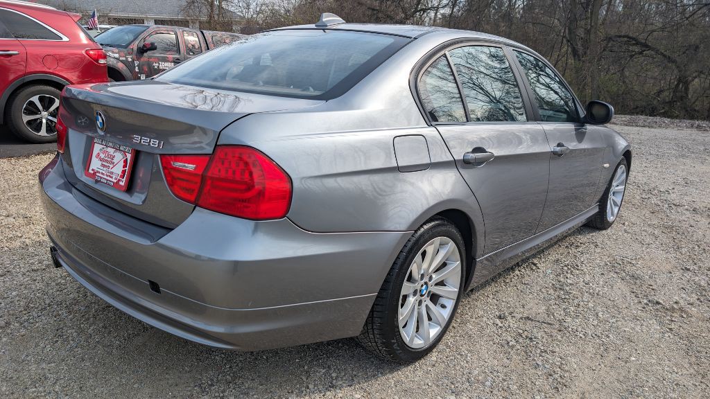 2011 BMW 3 Series Image 5