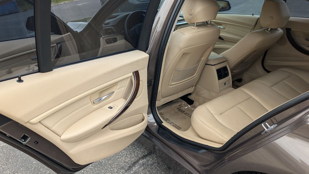 2013 BMW 3 Series Image 9