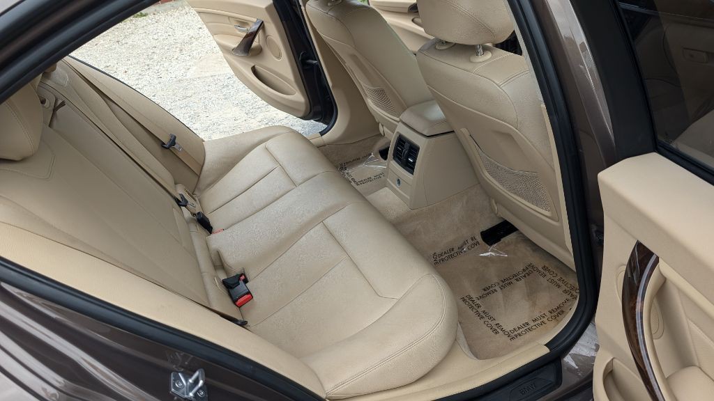 2013 BMW 3 Series Image 12
