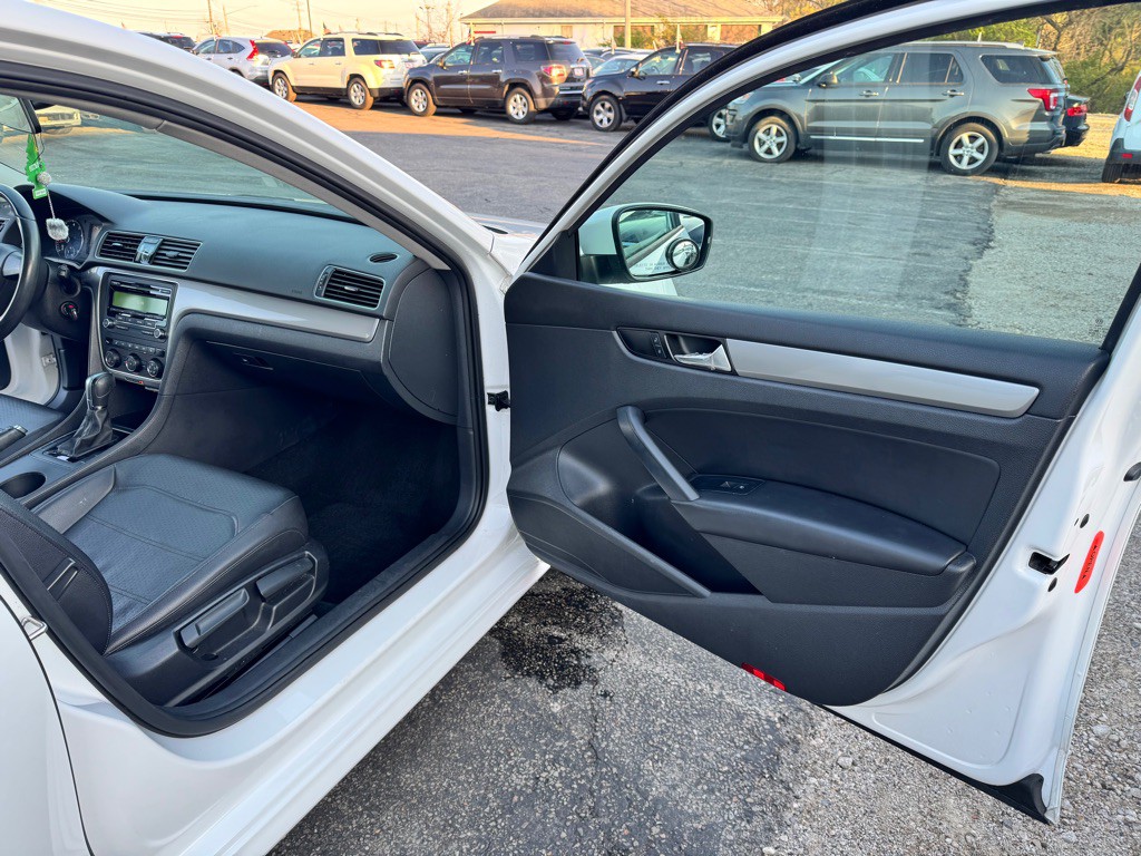 2015 Volkswagen Passat Image 9