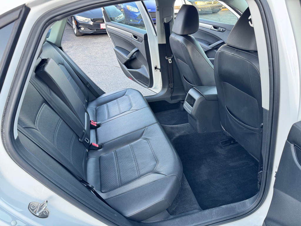 2015 Volkswagen Passat Image 12