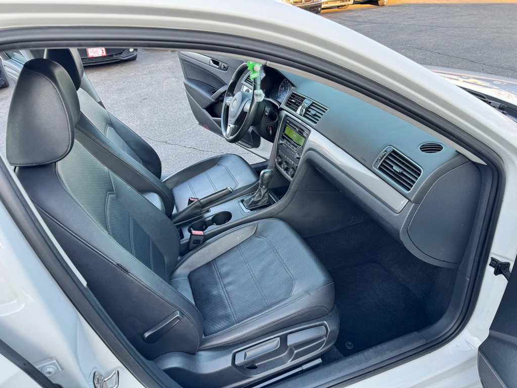 2015 Volkswagen Passat Image 13