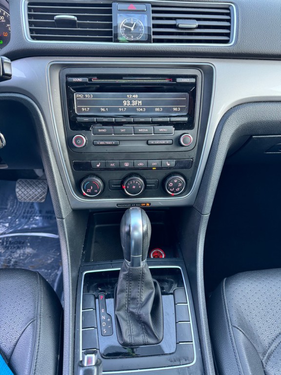 2015 Volkswagen Passat Image 17