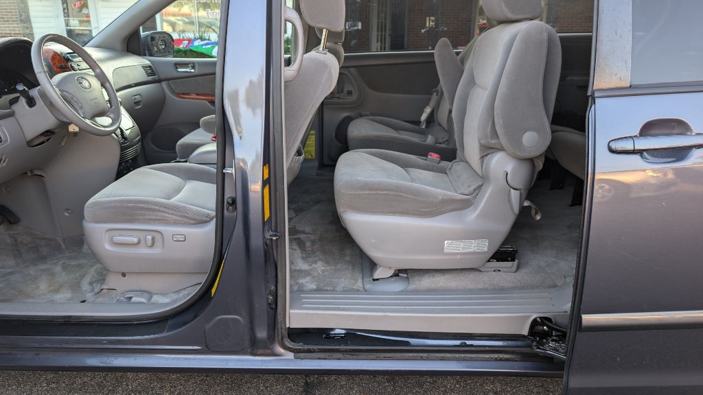 2007 Toyota Sienna Image 9