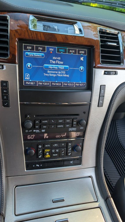 2014 Cadillac Escalade Image 16