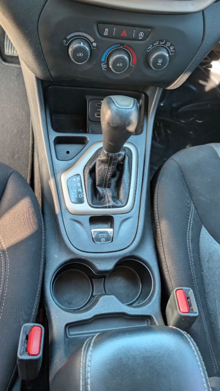 2017 Jeep Cherokee Image 17