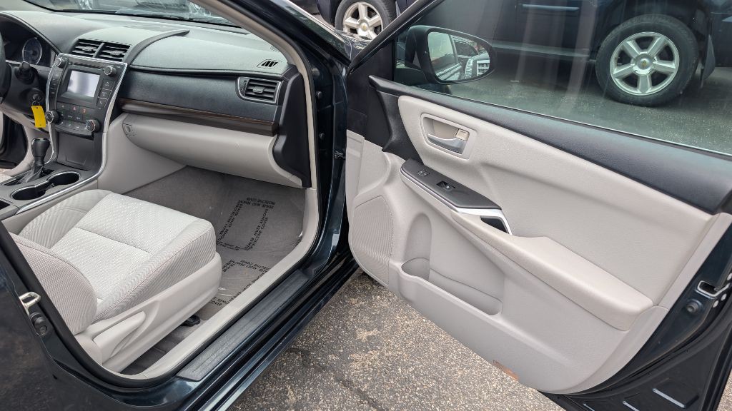 2016 Toyota Camry Image 9