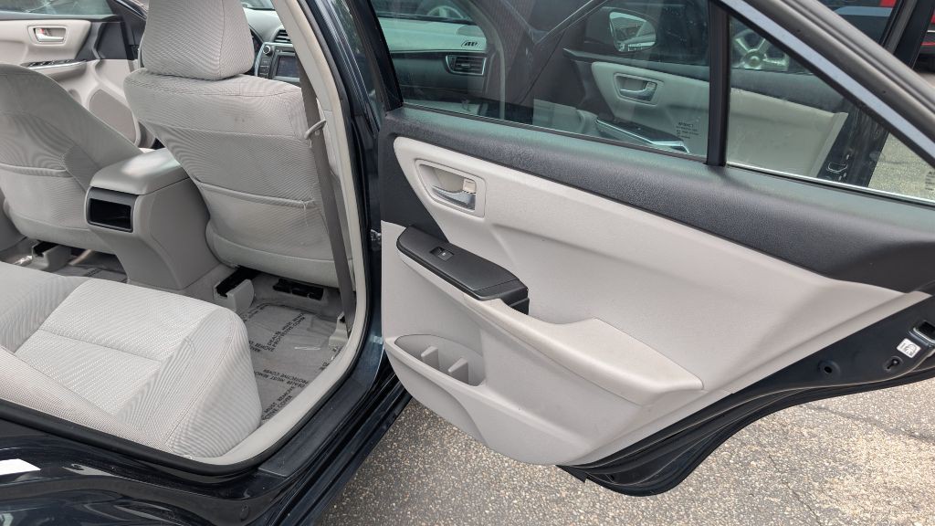 2016 Toyota Camry Image 10