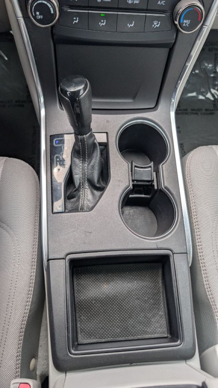 2016 Toyota Camry Image 17